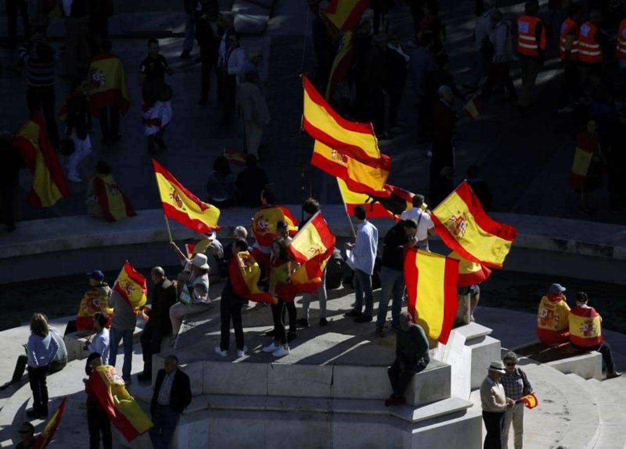 Además de la enseña nacional, han podido verse banderas de apoyo a la Guardia Civil y carteles con el lema «Puigdemont a prisión», entre otros.. 