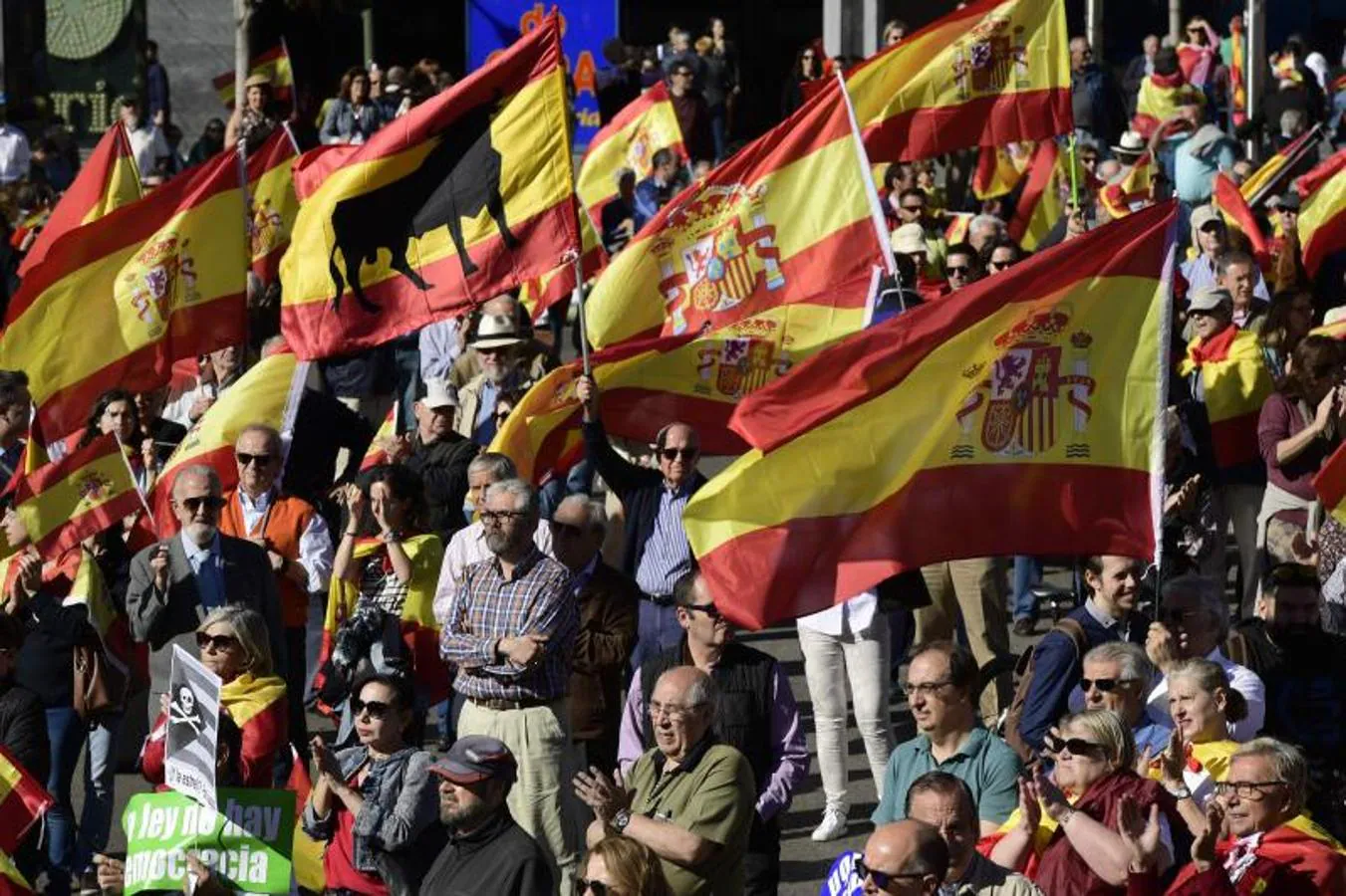 La manifestación tiene lugar al día siguiente de la aplicación del artículo 155 en Cataluña y la proclamación de la independencia por el parlamento catalán. 