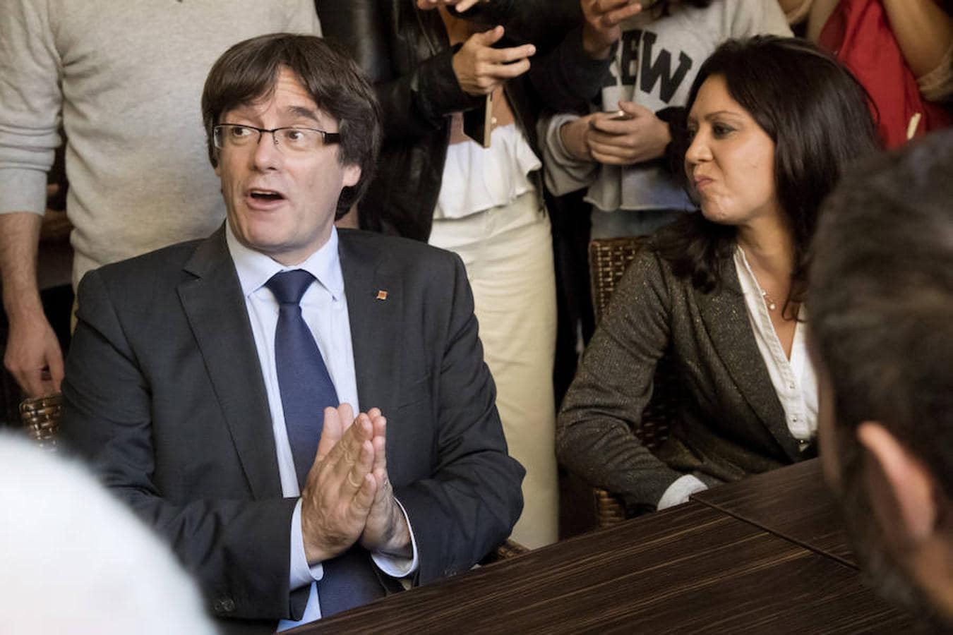 Carles Puigdemont, junto a su esposa, en un restaurante de Gerona. 