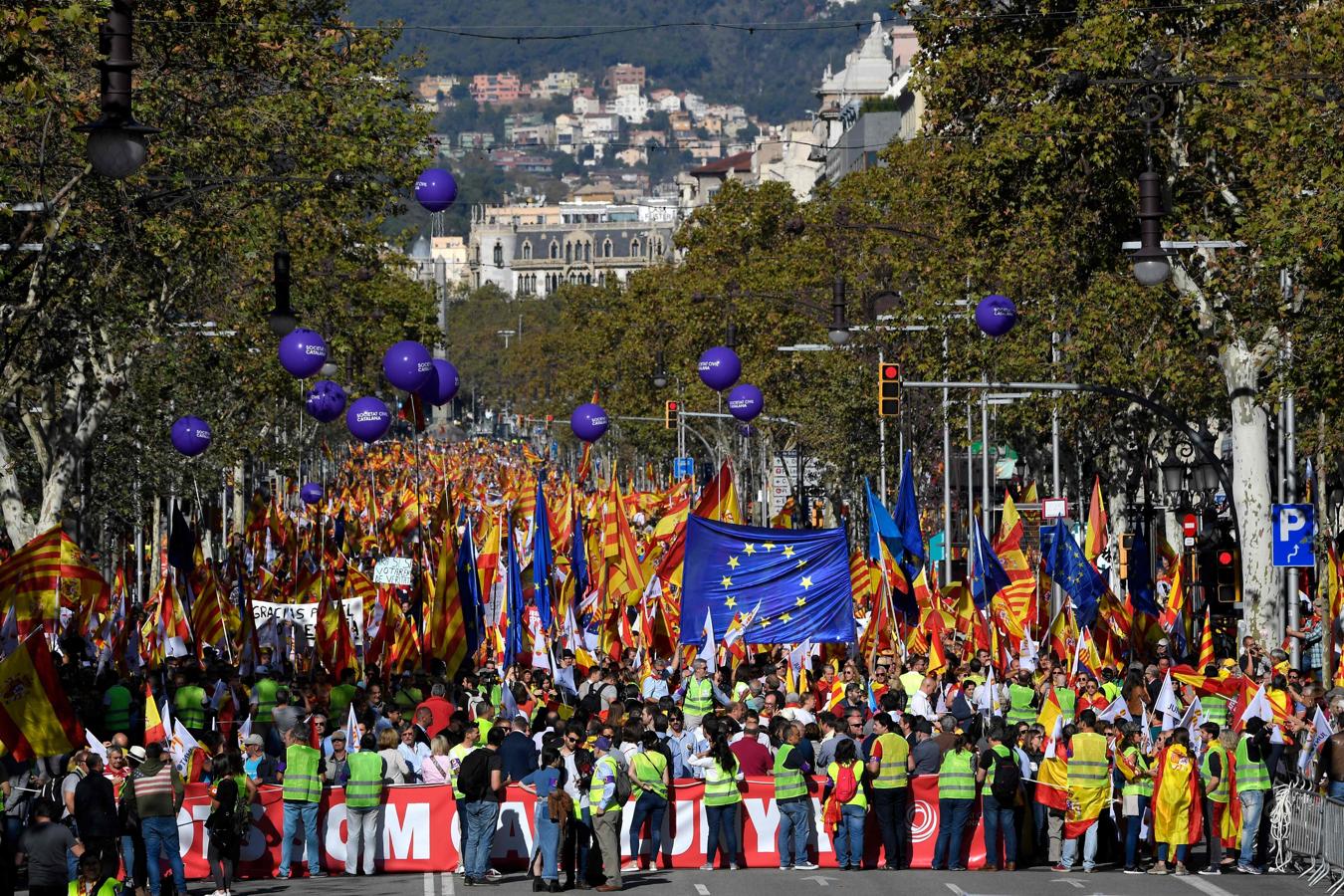 Banderas de Cataluña, España y la UE, juntas. 