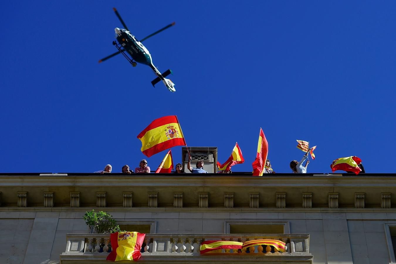 Ondean banderas bajo el paso de un helicóptero. 