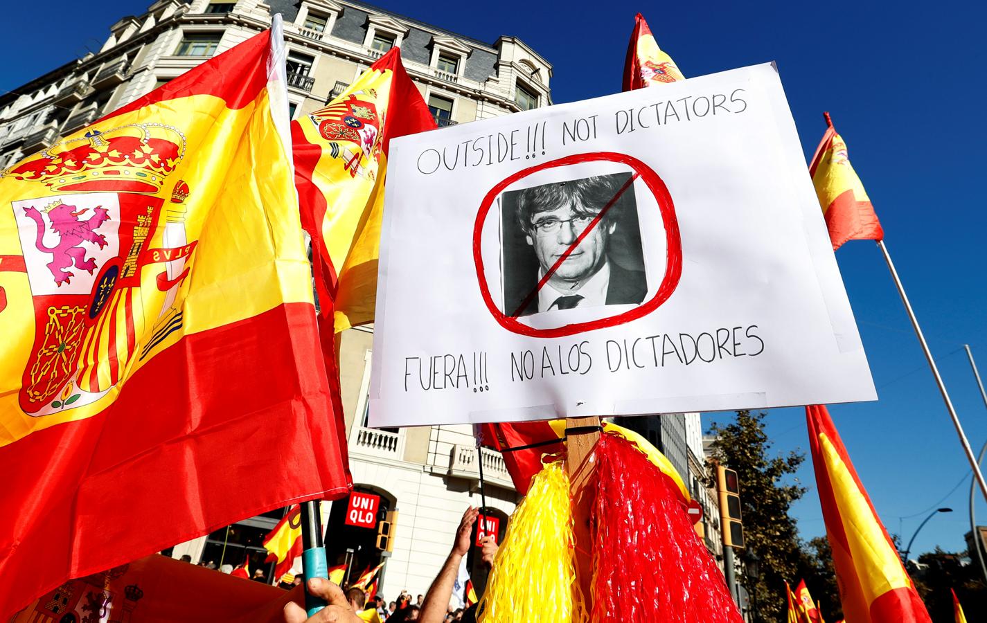 Un pancarta reza: «¡Fuera! No a los dictadores». 