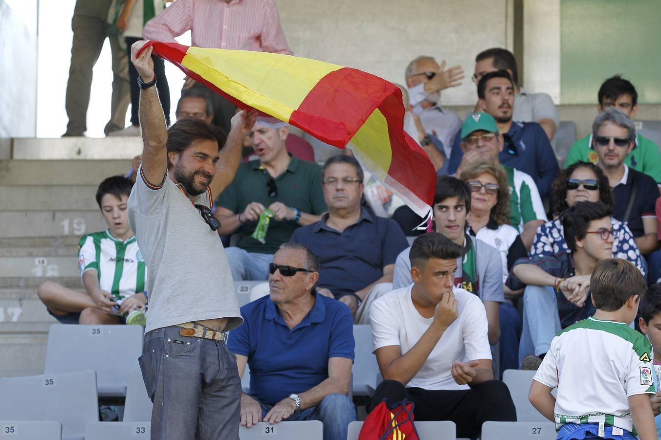 Así vivió la grada el primer partido de Merino en El Arcángel