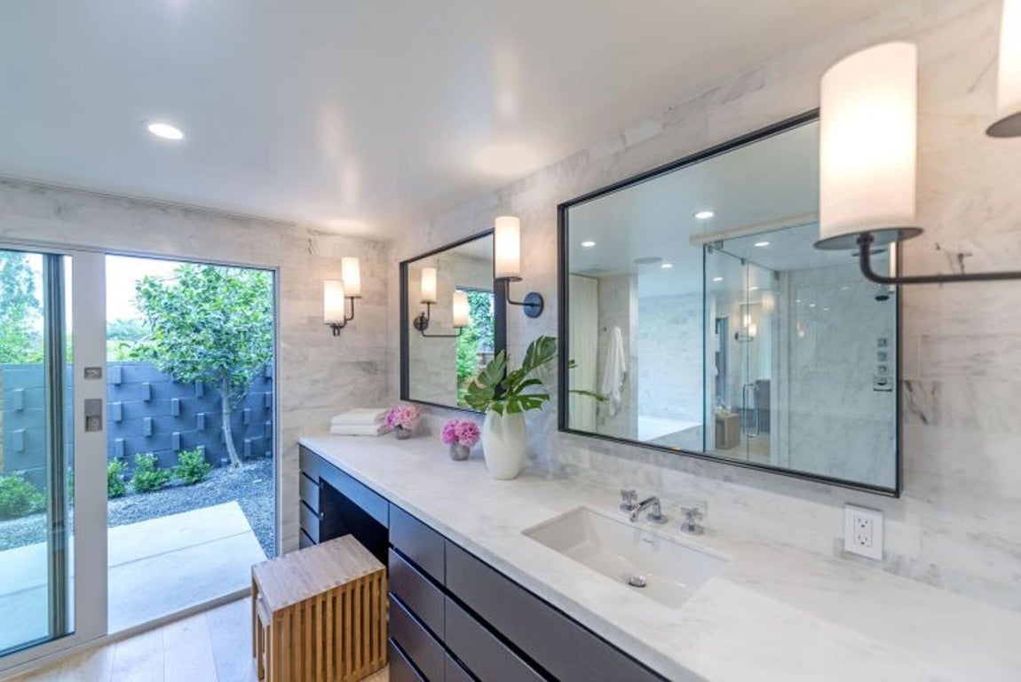 Cuartos de baño. También comunican con los jardines y sacan el máximo partido a la luz solar