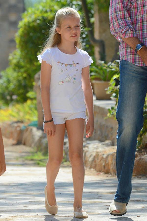 a más importante es que la Constitución atribuye al Rey o a la Reina el mando supremo de las Fuerzas Armadas y, difícilmente, podrá Leonor asumir el mando de una institución que no conoce y de la que no forma parte. 