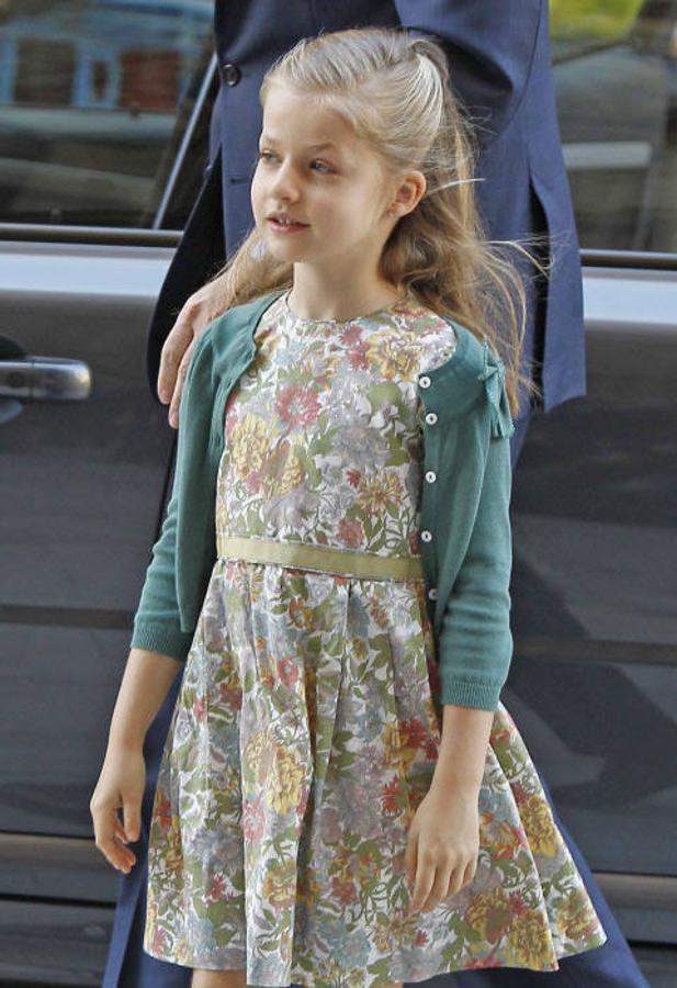 De hecho, Leonor acude al mismo colegio que su padre, el Santa María de los Rosales, donde este curso estudia primero de Educación Secundaria Obligatoria (ESO), e igual que Don Felipe cuando tenía su edad, ha reforzado en casa el aprendizaje de inglés. 