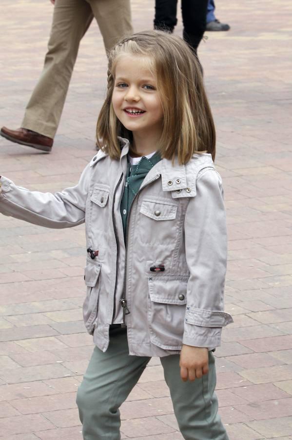 El caso más lamentable de la historia reciente fue el de Isabel II, a la que obligaron a abandonar su formación a los trece años para incorporarse a la Jefatura del Estado. 