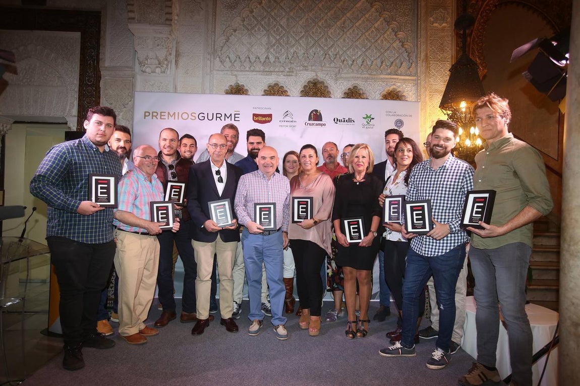 Los premiados recogen su galardón y agradecen el reconocimiento