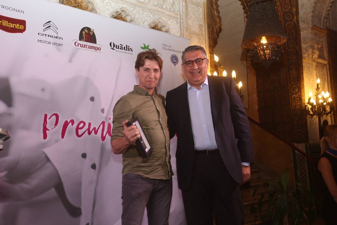 Los premiados recogen su galardón y agradecen el reconocimiento