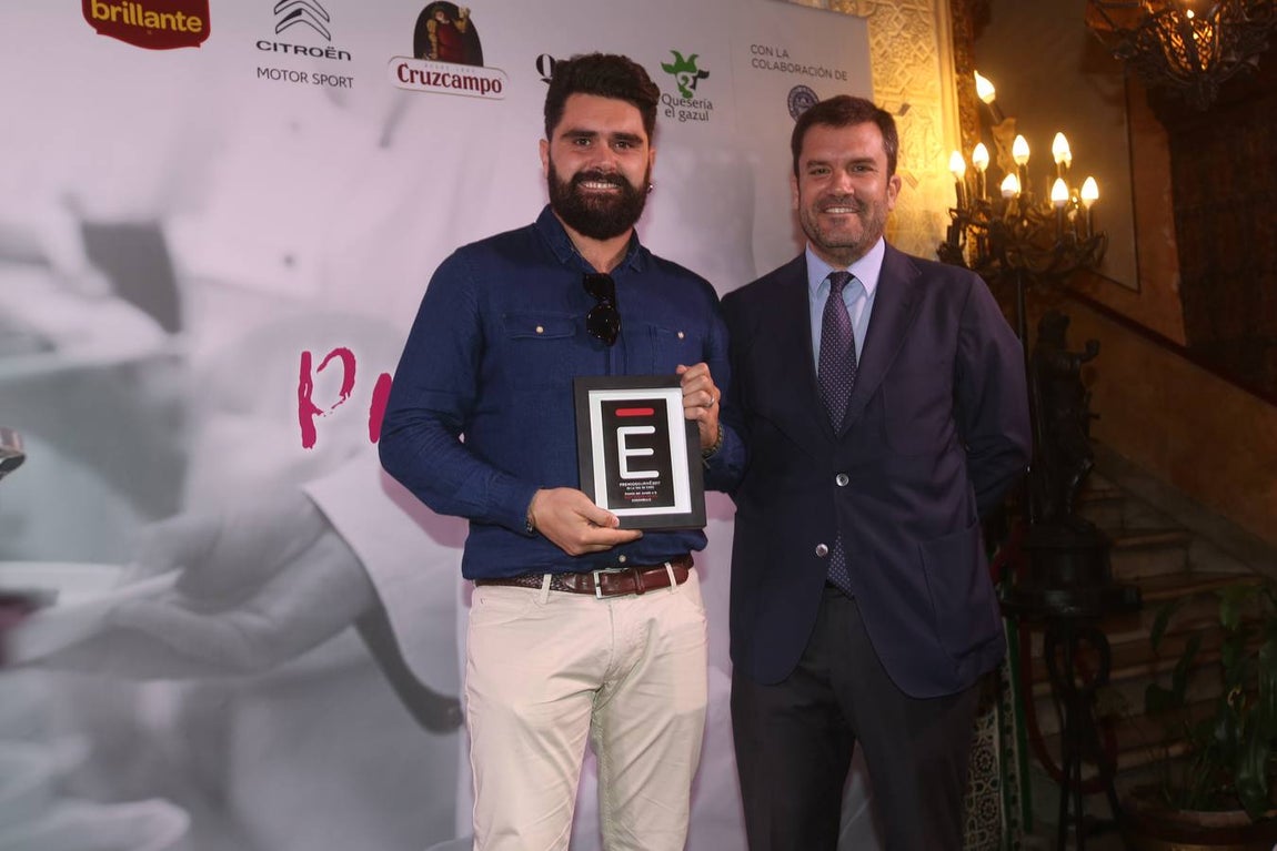 Los premiados recogen su galardón y agradecen el reconocimiento