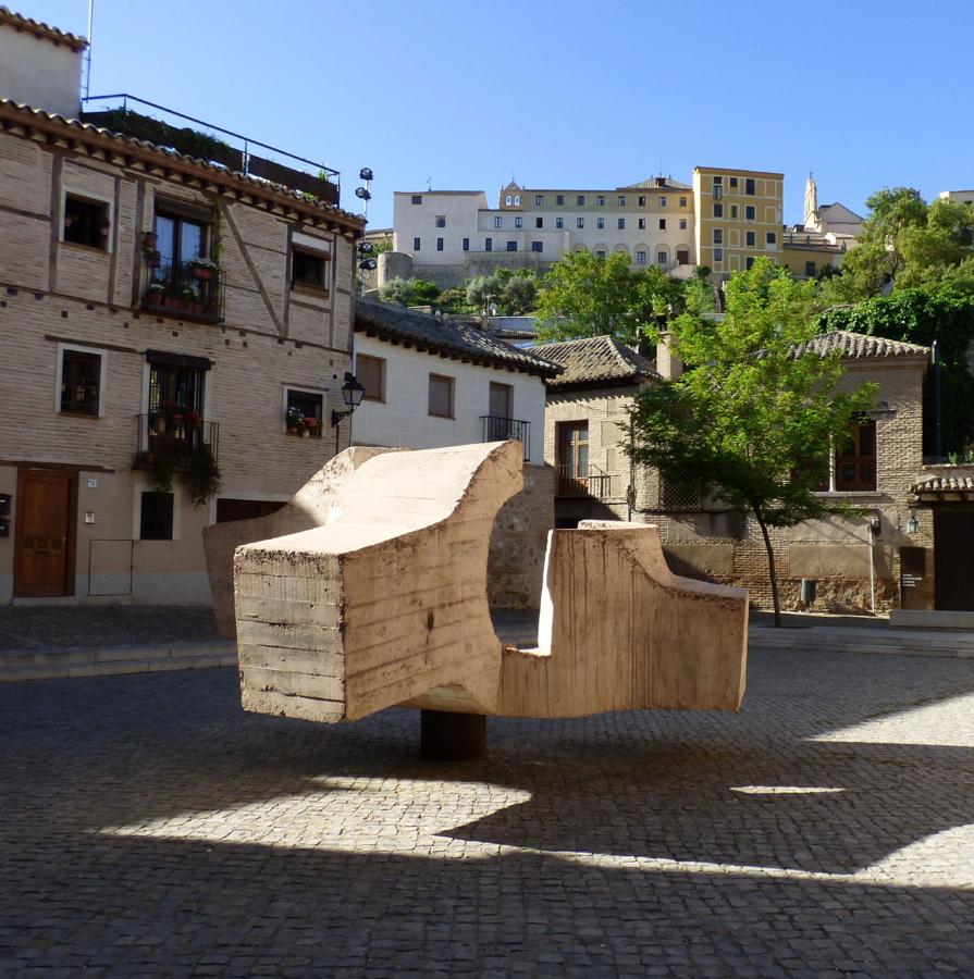 Plaza de Alfonso VI con la escultura de Eduardo Chillida en 2015. FOTO RAFAEL DEL CERRO. 