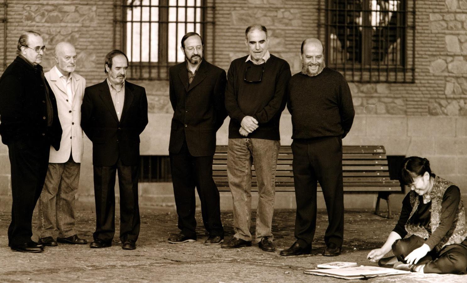 Algunos miembros del grupo Tolmo en la plaza del Ayuntamiento de Toledo. FOTO ALBERTO CABALLERO. Col. Particular E. SÁNCHEZ-BEATO. 