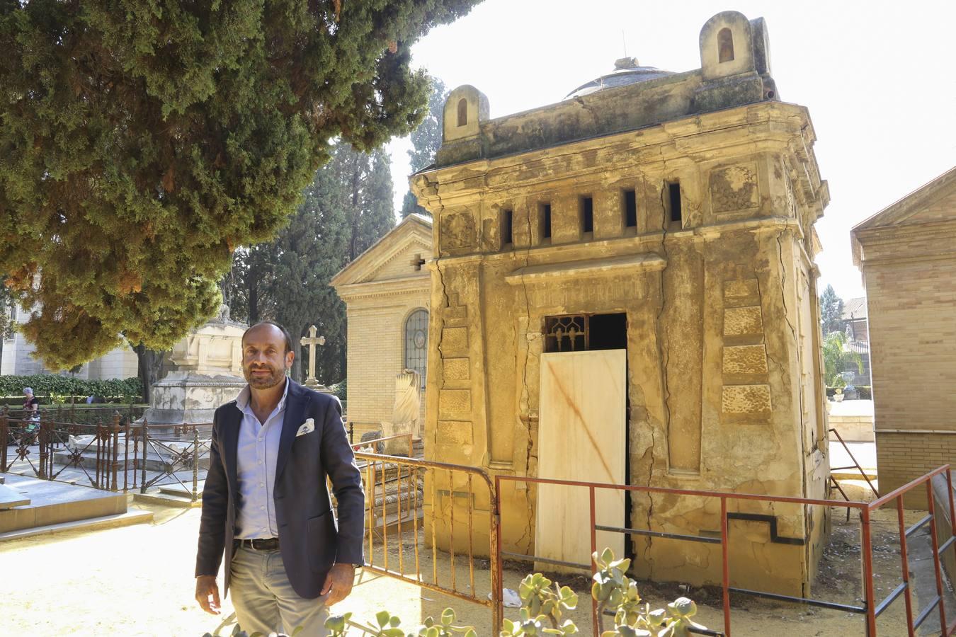 El cementerio de Sevilla hace inventario de los panteones en ruina para localizar a sus titulares