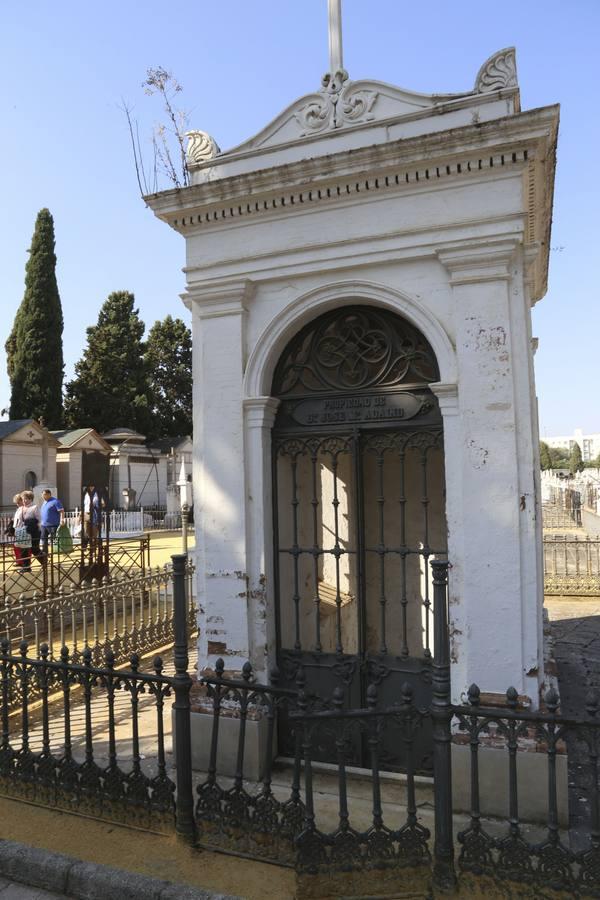 Panteones abandonados en el cementerio de Sevilla