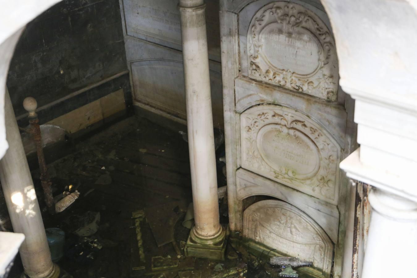 Panteones abandonados en el cementerio de Sevilla