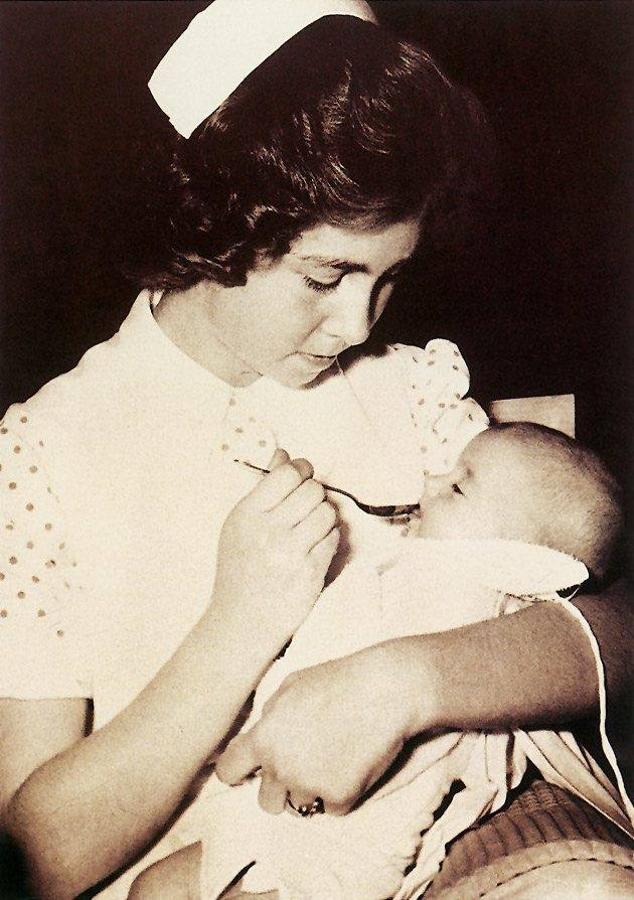 Y es que Don Felipe, que creció a la vez que la Fundación, confesaba recientemente que de niño fue testigo en numerosas ocasiones de «la preocupación de mi madre por encontrar los medios» para cuadrar unas cuentas imposibles entre las ilimitadas peticiones de ayuda que se recibían y la limitada capacidad de atenderlas. 