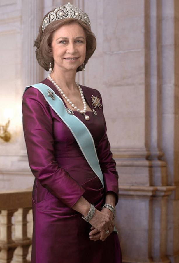 «Todo va a seguir igual». Así respondía Doña Sofía a los periodistas que le preguntaban tras el relevo en la Corona «y, ahora, qué va a pasar». 