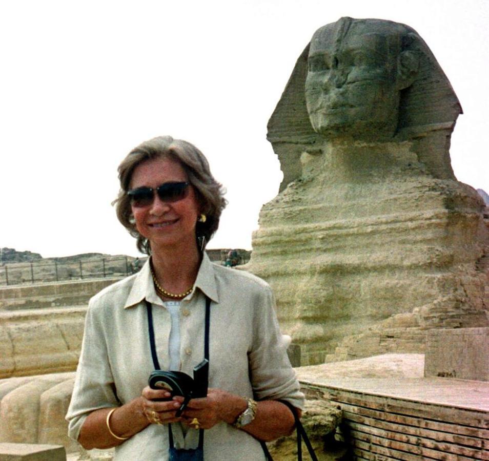 Vestida con pantalones vaqueros y calzada con alpargatas, la Reina sacaba su lado más auténtico subiendo por caminos embarrados para visitar a los más humildes del planeta. 