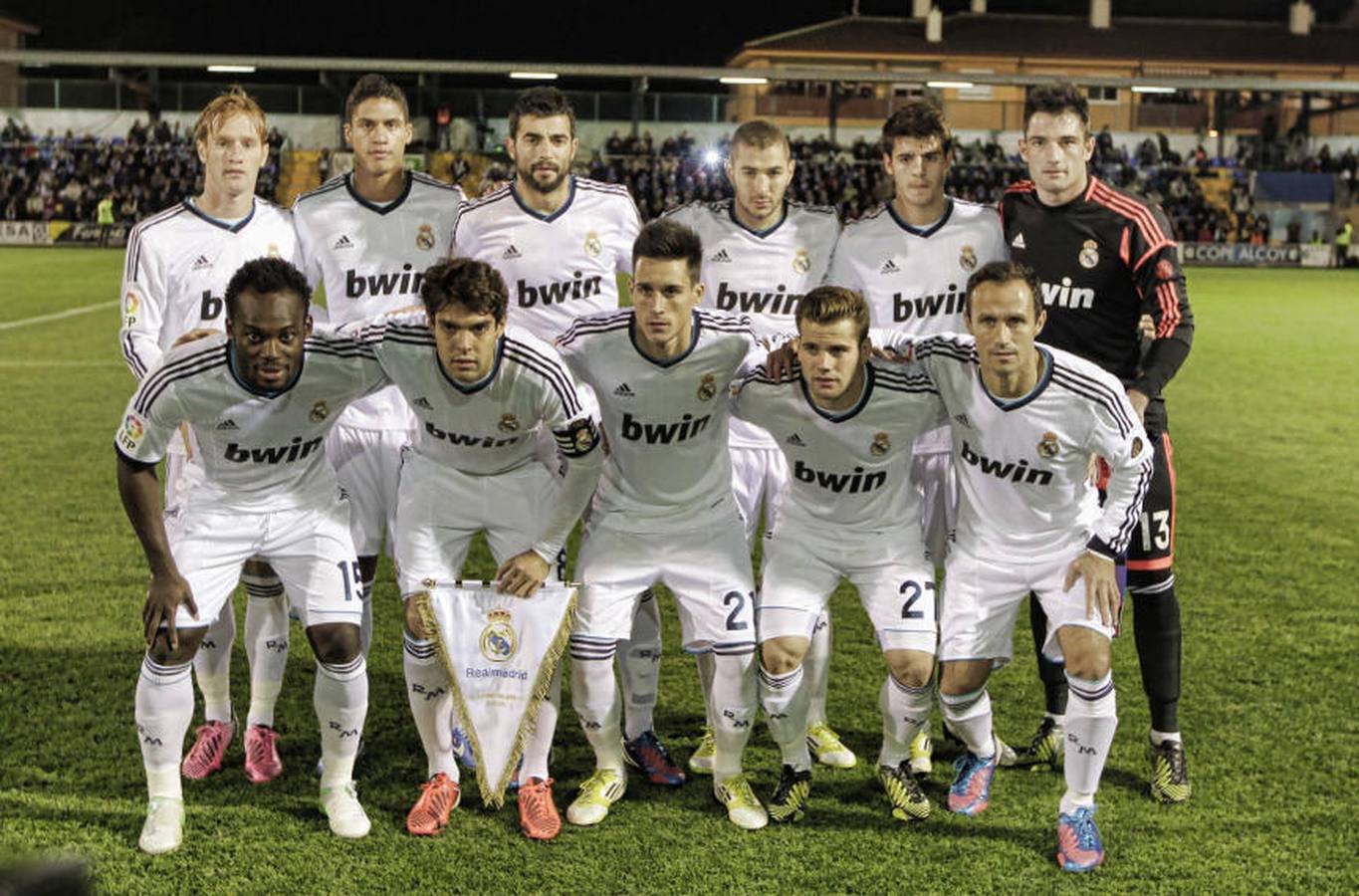 Alcoyano-Real Madrid en El Collao. Ida 1 /16 final de la Copa del Rey. Juntos los dos hermanos. Once: Álex, Varane, Albiol, Benzema, Morata y Adán (arriba); Essien, Kaká, Callejón, Nacho y Carvalho (abajo). Mourinho de entrenador.