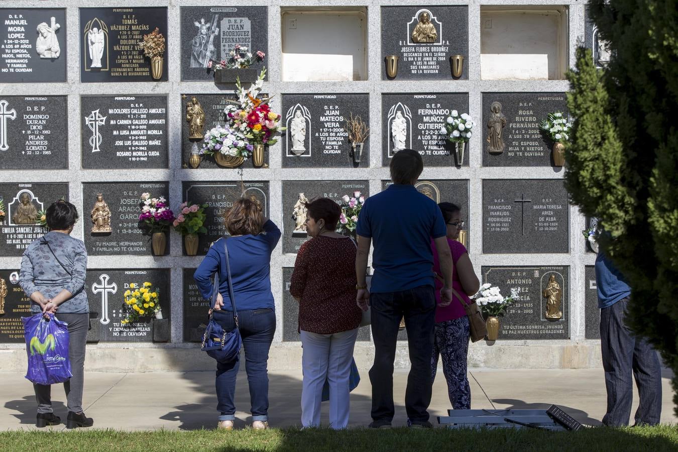 Multitudinaria visita al Cementerio Mancomunado de Chiclana