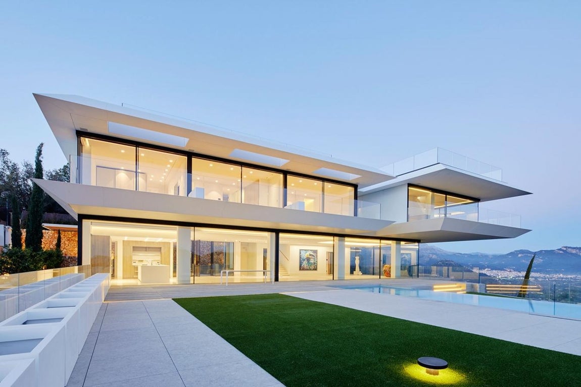 Concepto. La espectacular vivienda situada en la cima de una montaña fue encargada a Grau Arquitectos por un británico que puso mucho énfasis en conseguir las mejores vistas. Por esto se concibió el proyecto «como un águila que sube desde la montaña». En la vivivenda de tres plantas se difruta de una superficie de 1000m2