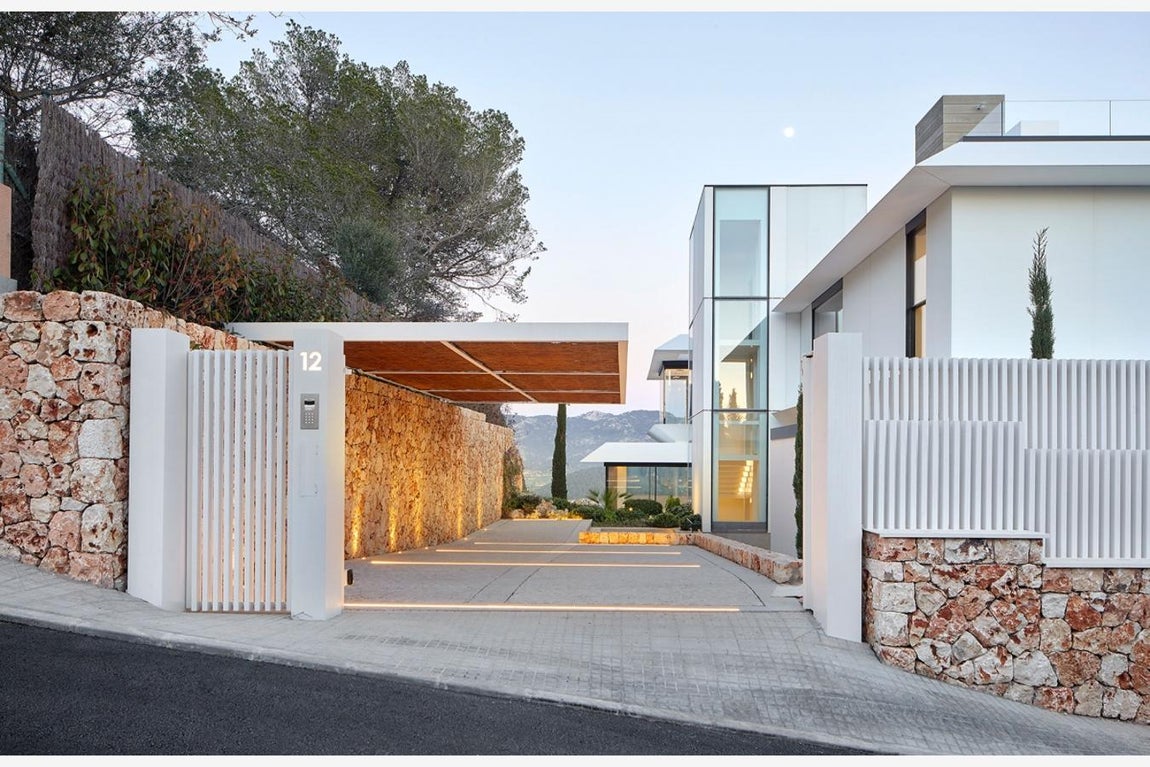 Seguridad. La organización de la casa es muy simple pero muy efectiva. Se accede a través de una plaza en la parte posterior. Se trata de una plaza mediterránea pavimentada con piedra local y con una exuberante vegetación. La casa oculta la vista para que se obtenga un efecto sorpresa una se traspasa la entrada al recinto