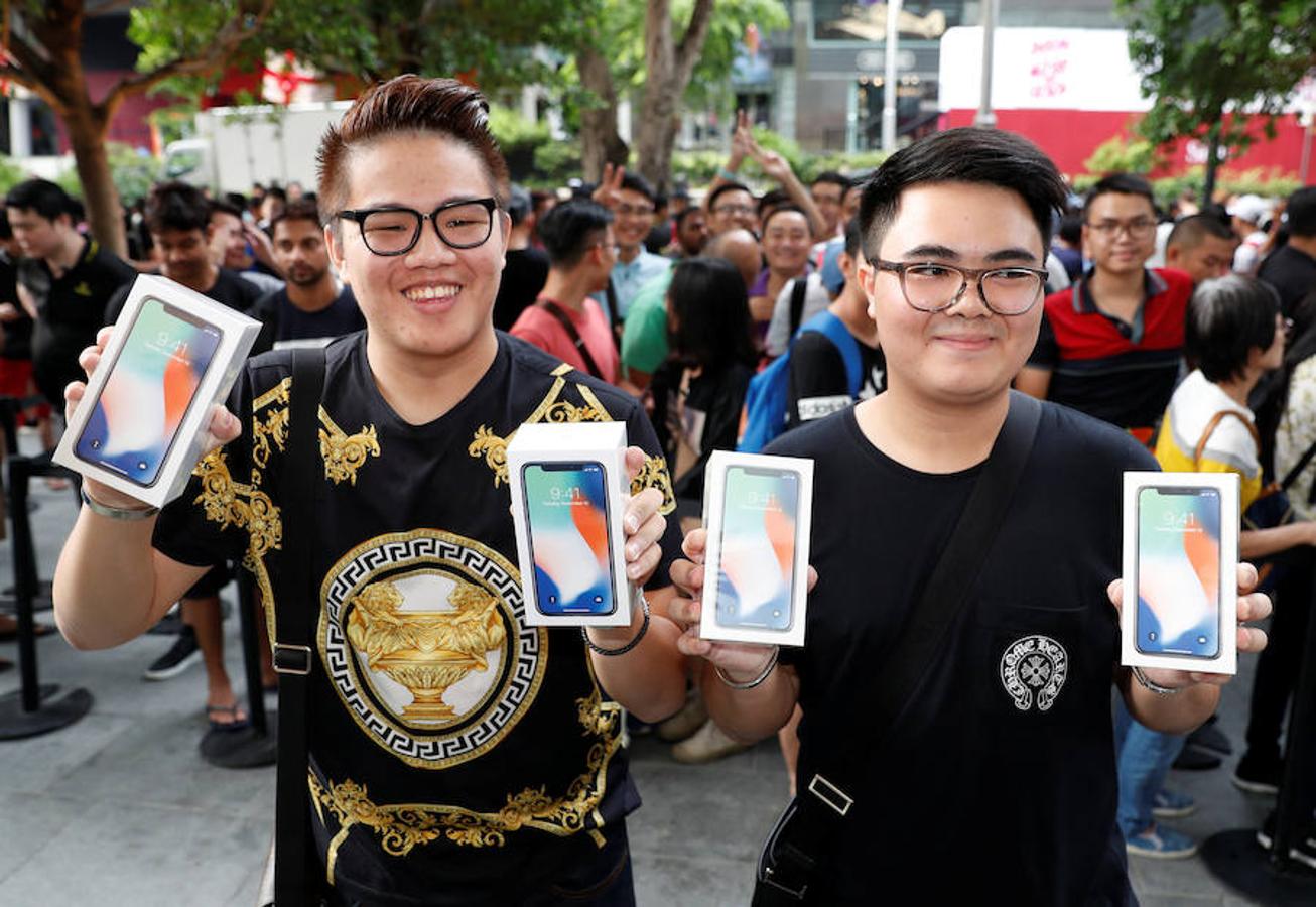Los primeros compradores del iPhone en Bangkok. 