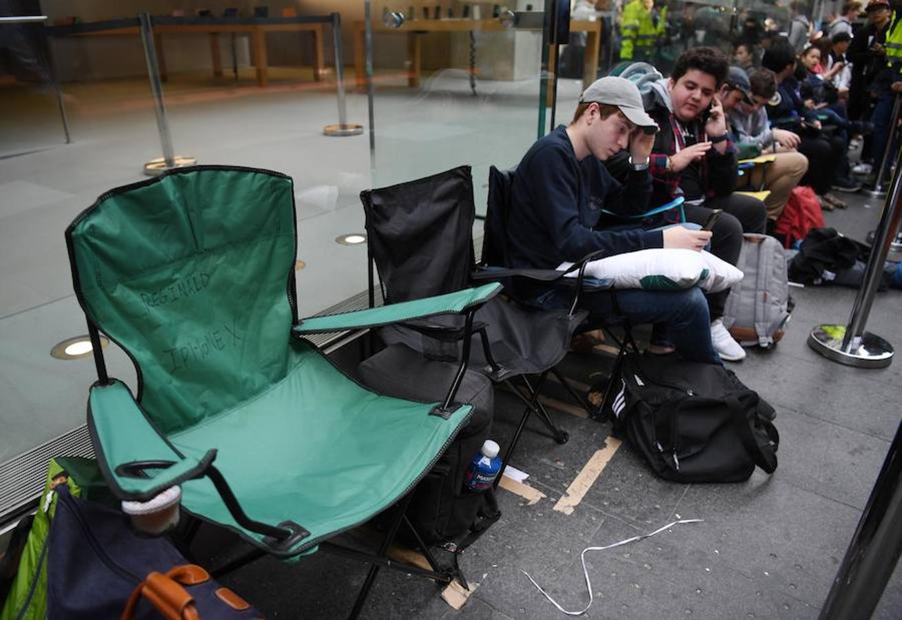 Varias personas hacen cola para comprar el nuevo iPhone X en una tienda Apple en Sídney, Australia. 