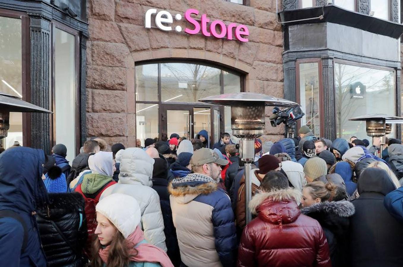 Una multitud espera cola para comprar el nuevo iPhone X en una tienda Apple en Moscú, Rusia. 