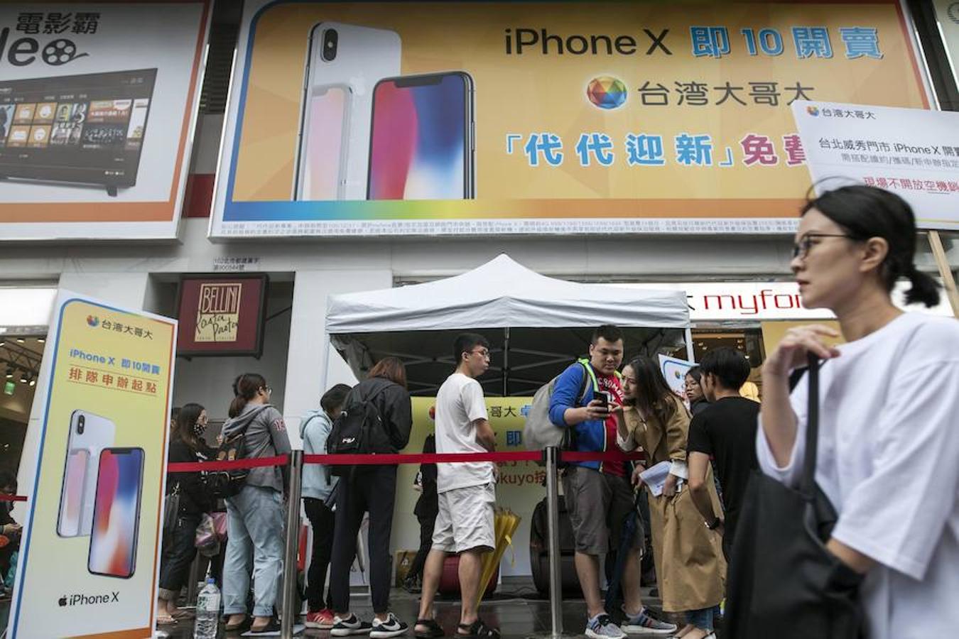 Decenas de personas hacen fila afuera de una tienda Apple para adquirir el nuevo iPhone X en Taipei, Taiwán. 