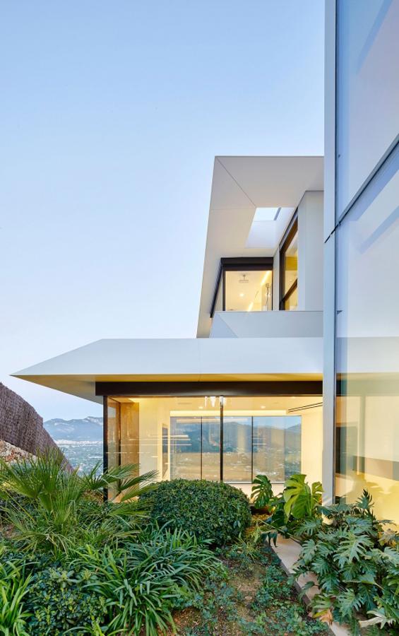 Terrazas. Se plantan olivos, romero, lavanda y otras plantas locales. Se crean caminos entre los diferentes niveles y pequeñas plazas, las terrazas se convierten en grandes miradores para disfrutar de las vistas