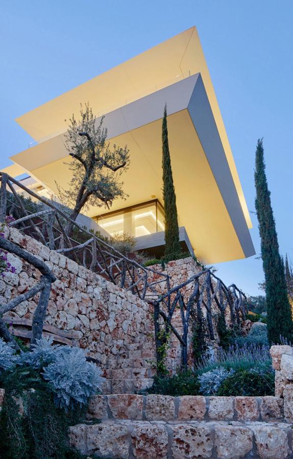 Jardines. El diseño del jardín se basa en la estrategia tradicional de terrazas mallorquina. Los diferentes niveles, «Bancales» se crean utilizando la piedra local. Se plantan olivos, romero, lavanda y otras plantas locales. Se crean caminos entre los diferentes niveles y pequeñas plazas, las terrazas se convierten en grandes miradores para disfrutar de las vistas