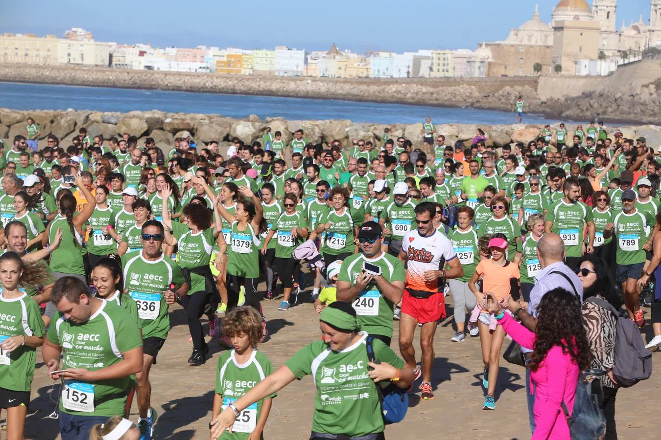 Búscate en la IV Carrera contra el cáncer de Cádiz (I)