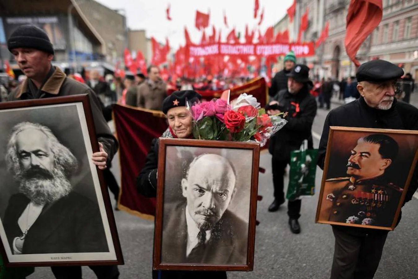 Simpatizantes comunistas llevan retratos de Karl Marx, Vladimir Lenin y Josef Stalin, durante una de las manifestaciones celebradas en Moscú para conmerar el centenario de la Revolución Rusa, que se cumple hoy. 