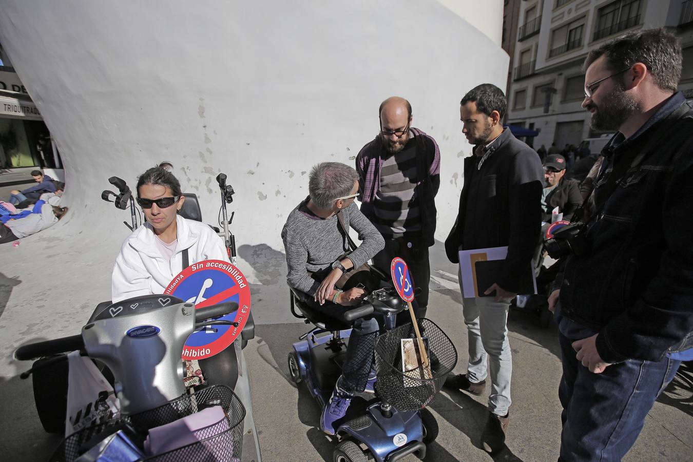 Protesta por una Sevilla accesible a todos