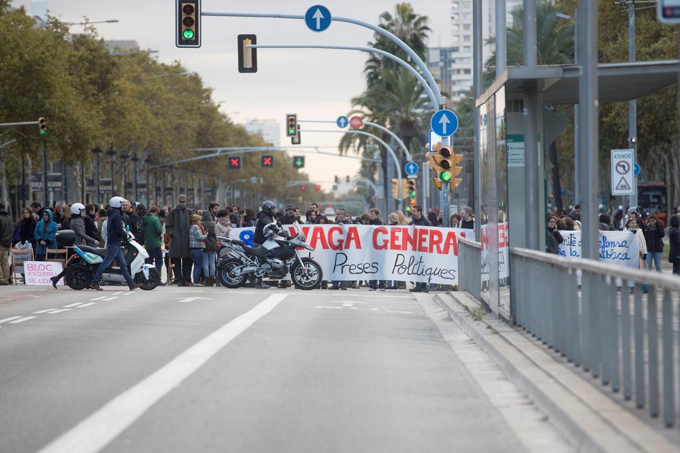 Un grupo de manifestantes corta la avenida Diagonal durante una nueva jornada de huelga convocada esta vez en solitario por el sindicato minoritario Intersindical-CSC,. 