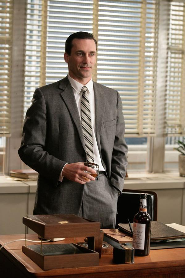 Don Draper, de 'Mad Men'. ¿Quién no recuerda el impecable estilo de Donal Draper? Aunque la serie terminó hace años y estuviera ambientada en mediiados del siglo XX, no podemos evitar fijarnos en el vestuario que el actor lució a lo largo de las diferentes temporadas.