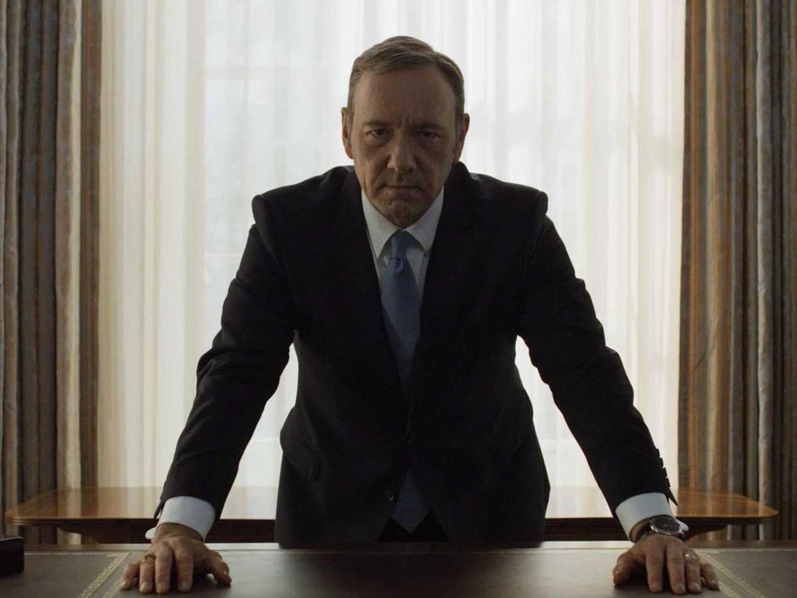 Frank Underwood, de 'House of cards'. El ahora controvertido y de actualidad Kevin Spacey ha sido el encargado de dar vida a Frank Underwood, protagonista de la serie política 'House of cards'. Seriedad y sobriedad son las características principales del estilo de este personaje.