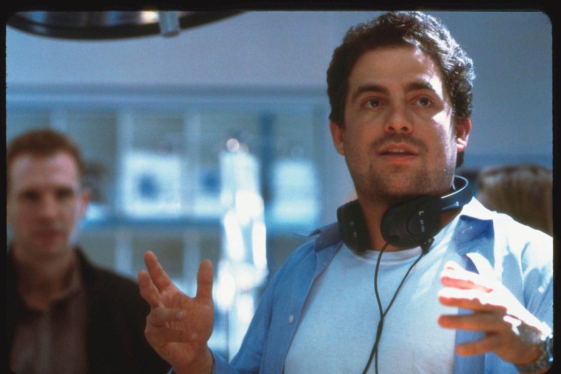 Brett Ratner. El estudio Warner Bros ha roto su relación empresarial con el director y productor Brett Ratner, tras conocerse las acusaciones de agresión sexual en su contra en diferentes episodios que van desde comportamientos inapropiados y situaciones de acoso, hasta violaciones. Ratner, a través de su abogado, rechazó o matizó las acusaciones en su contra. Olivia Munn y Natasha Henstridge son dos de las seis mujeres que han señalado de manera pública a Ratner, el director de «Rush Hour» (1998), «Red Dragon» (2002) o «X-Men: The Last Stand» (2006).