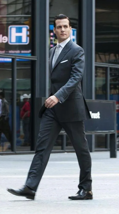Harvey, de 'Suits'. Dado que los trajes son unos protagonistas más de la serie, es imposible no fijarse en el estilo del abogado Harvey Specter. Entallados y en azul marino son sus favoritos, siempre con camisa blanca y pañuelo en la solapa.