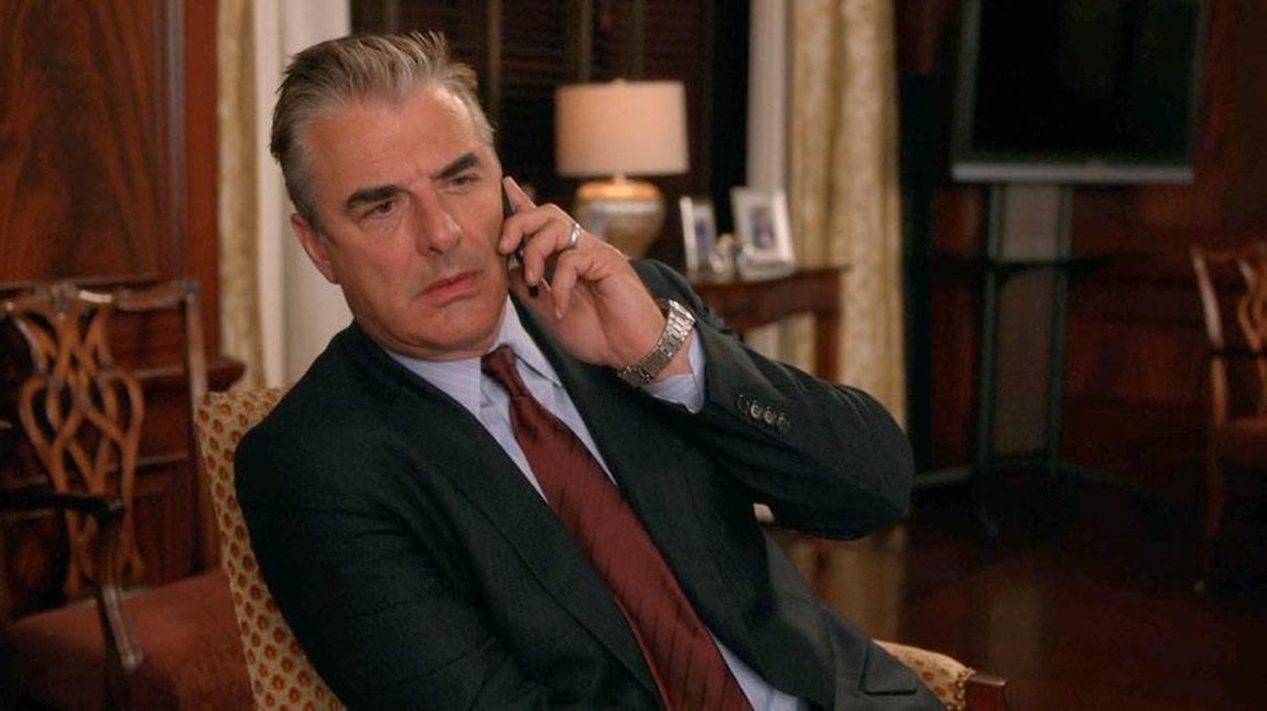 Peter Florrick, de The Goodwife. El personaje de Peter Florrick en 'The goodwife' lleva un vestuario propio de la clase política compuesto por trajes oscuros salpicados por corbatas de estampados discretos y tan solo atreviéndose en el color de las camiisas.