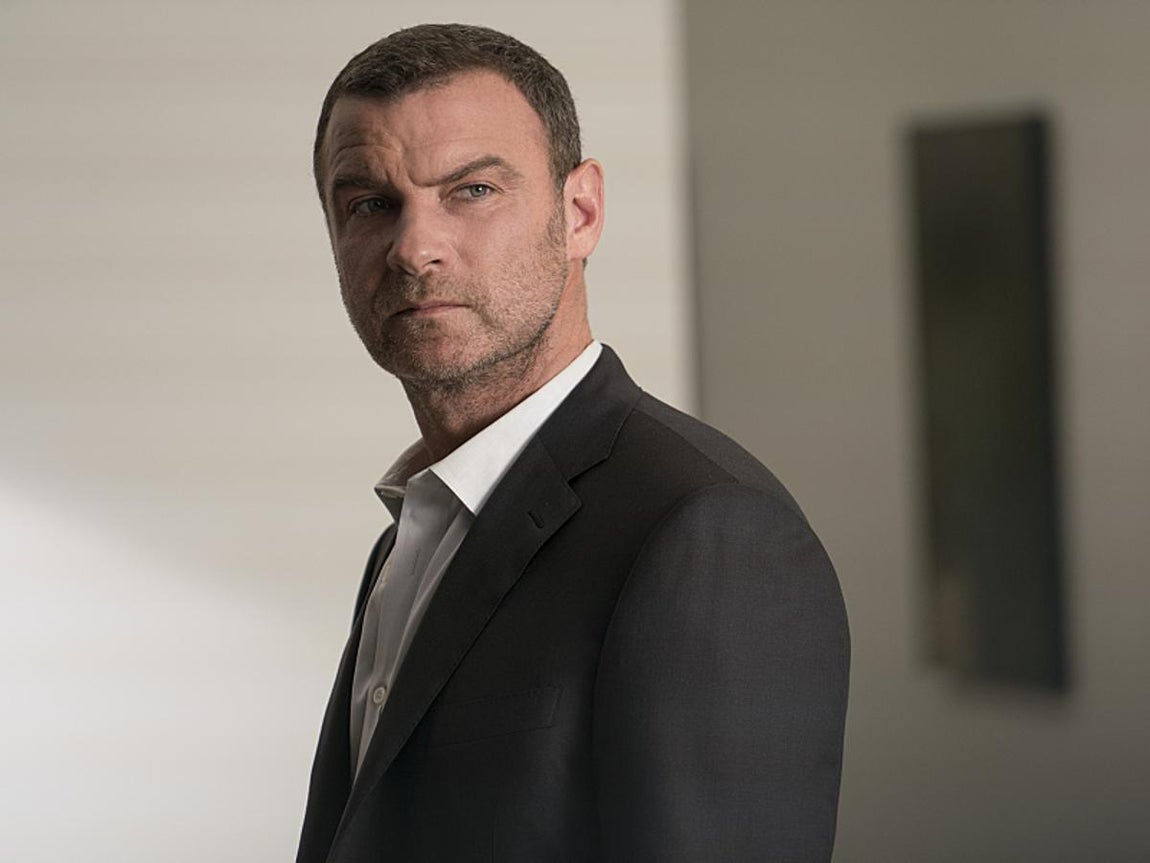 Ray Donovan. Para los amantes de los looks desenfadados o escogen dejar la corbata en casa algún día de la semana, el personaje de Ray Donovan resulta un icono perfecto en el que fijarnos en cuestión de estilo.