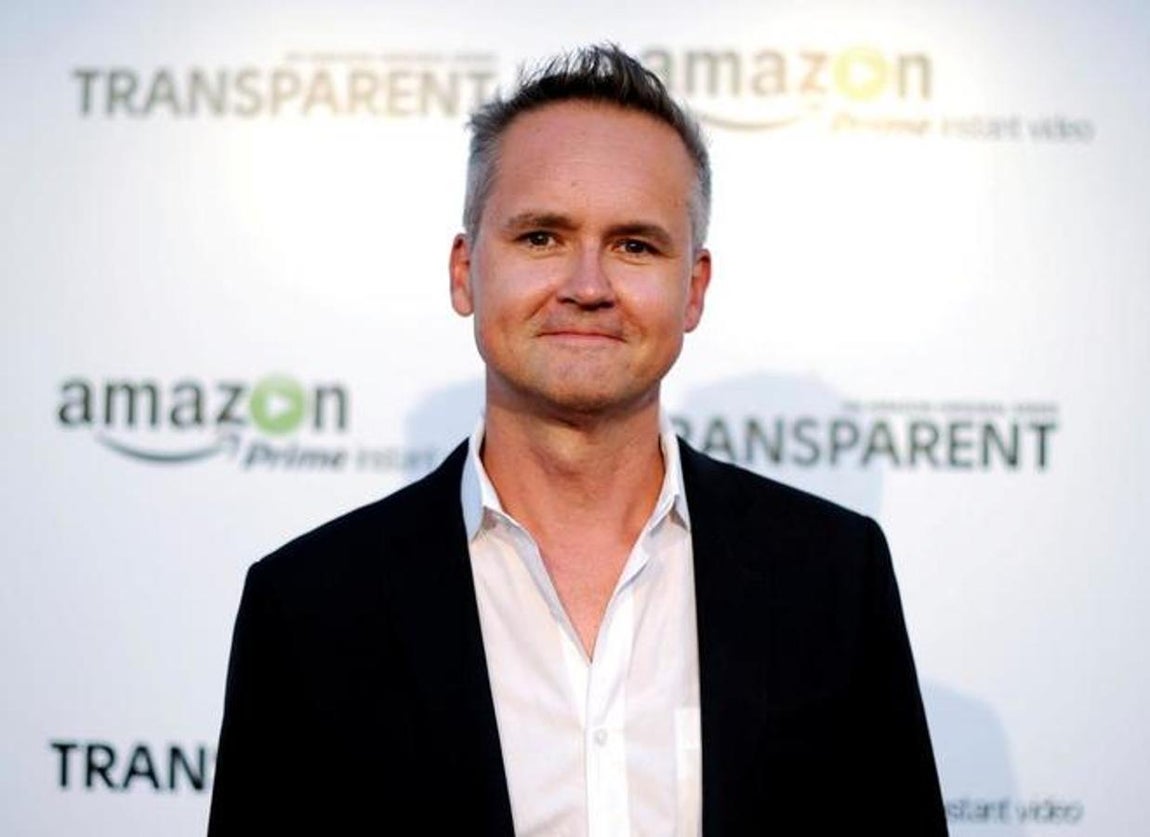 Roy Price. El hasta hace poco presidente de Amazon Studios, ha sido suspendido del cargo tras la denuncia de acoso sexual de la productora Dick Hackett, responsable de la serie «The Man in the High Castle». Price intentó convencer de forma reiterada a Hackett de que se acostara con él. Se montaron en un taxi y comenzó a acosar a la productora en dirección hacia una fiesta después de cenar.