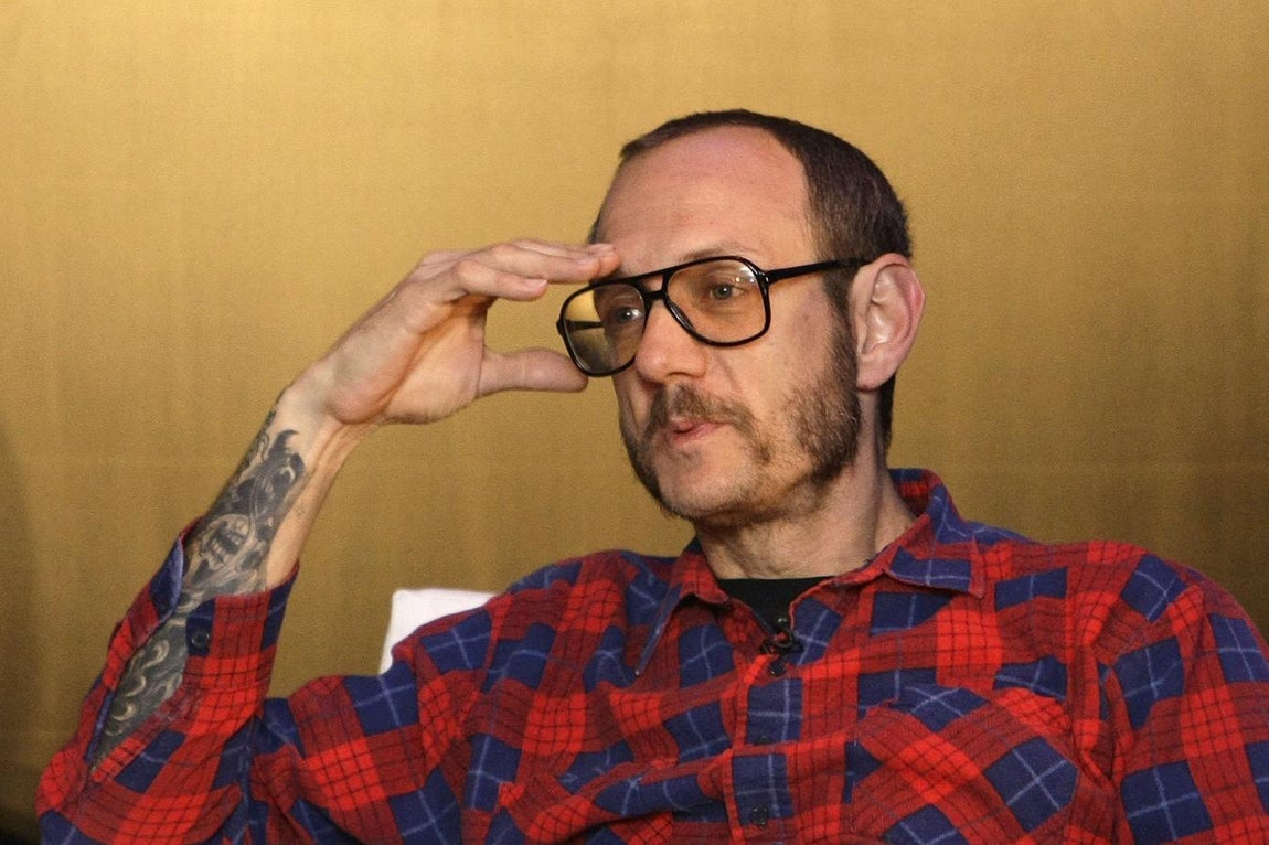 Terry Richardson. Fotógrafo de moda, conocido por sus imágenes de alto contenido sexual, muchas de ellas jugando con el límite de degradar a las mujeres, ha sido acusado de abusos sexuales a sus modelos desde hace más de una década. Como otros, Richardson lo negó todo y la mayoría de sus clientes prefirieron hacer la vista gorda. Ha firmado campañas publicitarias, videoclips de estrellas de la música, libros de fotografía… Su visión cruda y explícita del cuerpo de las mujeres y la tensión sexual seguían vendiendo.
