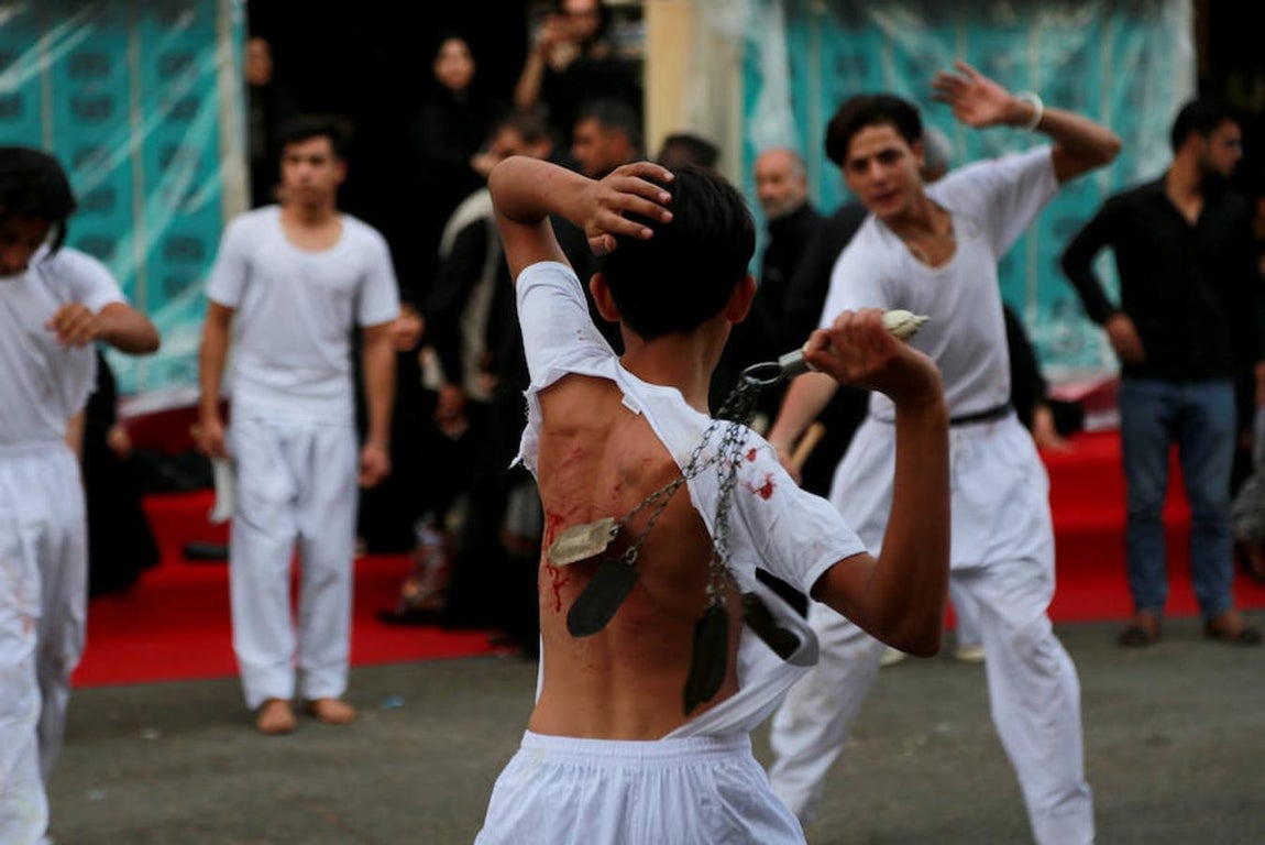 Un joven se flagela en señal de duelo por el imán Husein. 