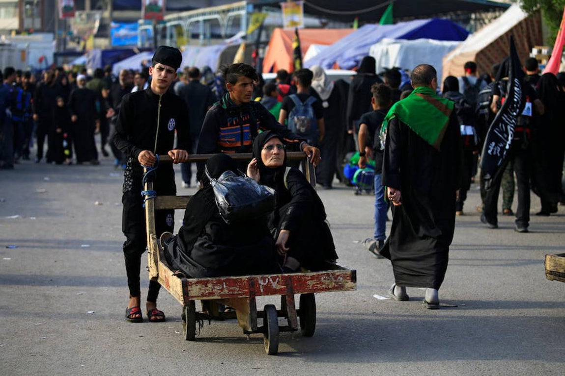 Los peregrinos llegan a Kerbala en diversos medios de transporte. 
