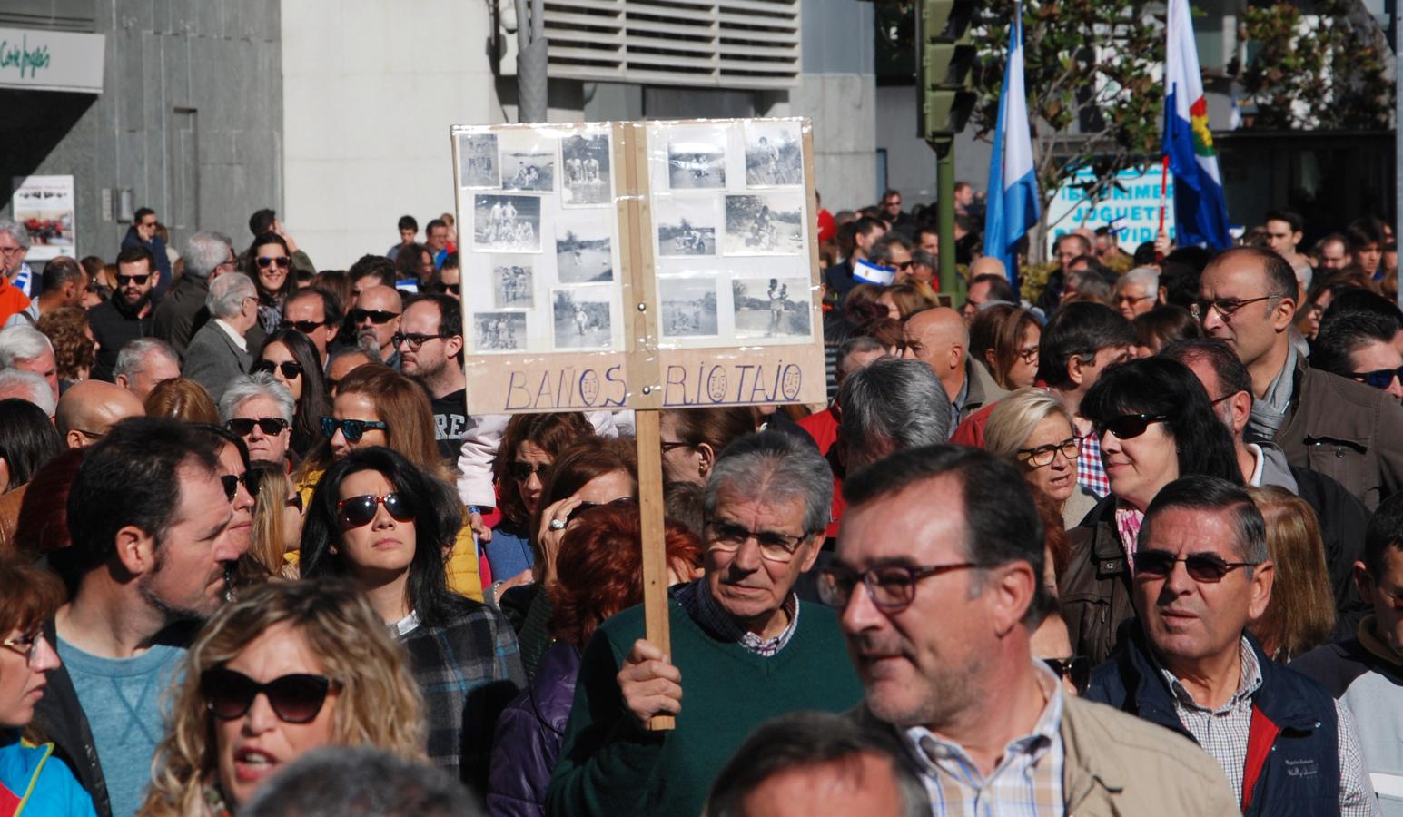 Multitudinaria manifestación en defensa de Talavera