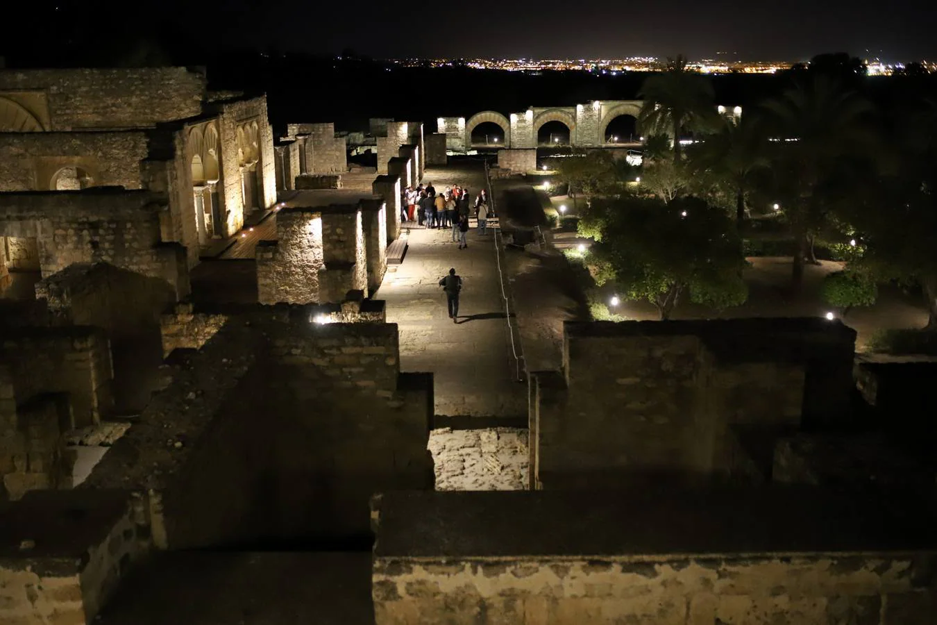 La primera visita nocturna a Medina Azahara, en imágenes