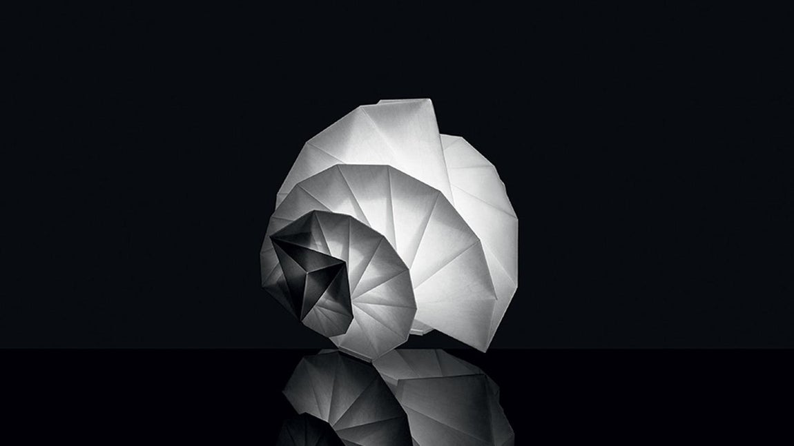 In-EI Issey Miyake. Uno de sus más reconocidos hitos se remonta a 2010, cuando Issey Miyake y su equipo de I+D, el Reality Lab, presentaron este proyecto. Tanto el proceso como los materiales son respetuosos con el medio ambiente y con el estilo de vida moderno. Además, su diseño y pliegues permiten que ocupe muy poco espacio y al doblarlo pueda guardarse en cualquier parte