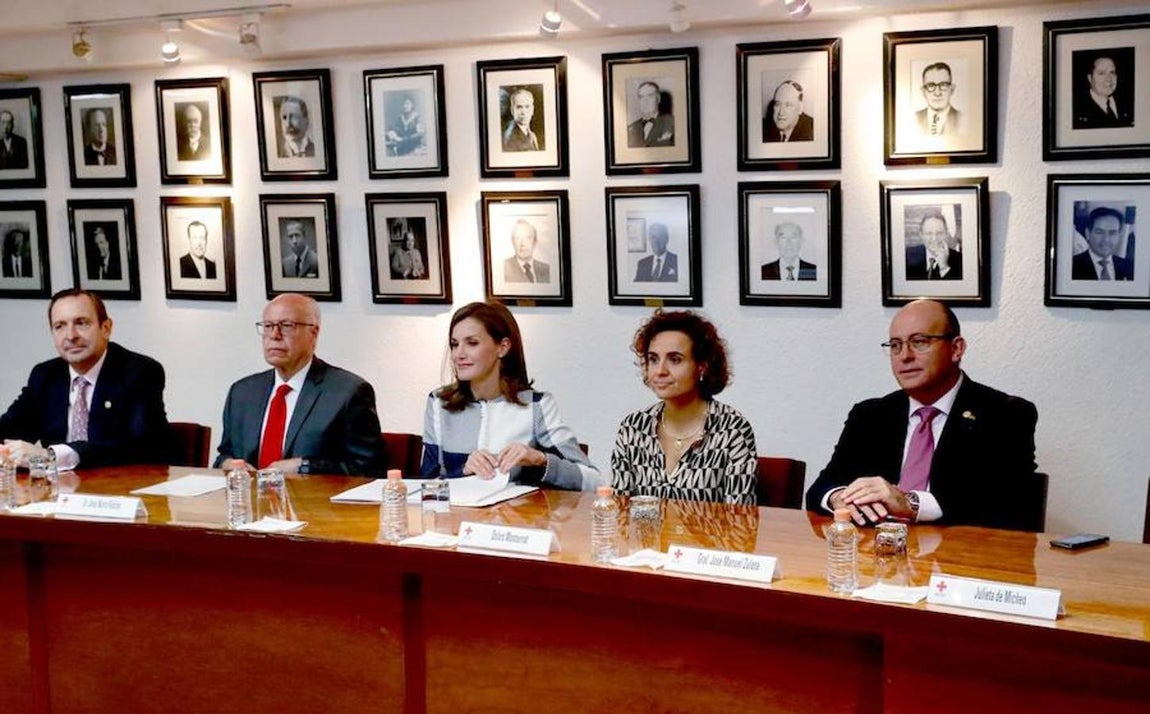 La visita de Doña Letizia a México con motivo de la Cumbre Mundial de Líderes contra el Cáncer (WCLS), en imágenes. La Reina ha asistido posteriormente a una reunión para conocer la labor de la Cruz Roja Mexicana en el país, junto a la ministra de Salud Dolors Montserrat (primera a la dcha) , el jefe de la Secretaría de la Reina José Manuel Zuleta (segundo a la derecha), el secretario de Salud Federal de México, José Narro Robles (segundo por la izquierda, y el embajador de España en México, Luis Fernández-Cid (primero por la izquierda).